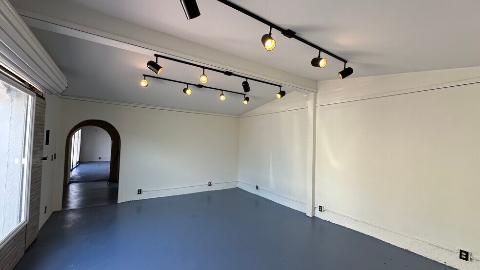 More Photos Of 111 S Dos Caminos Ave, Ventura General Retail For Lease