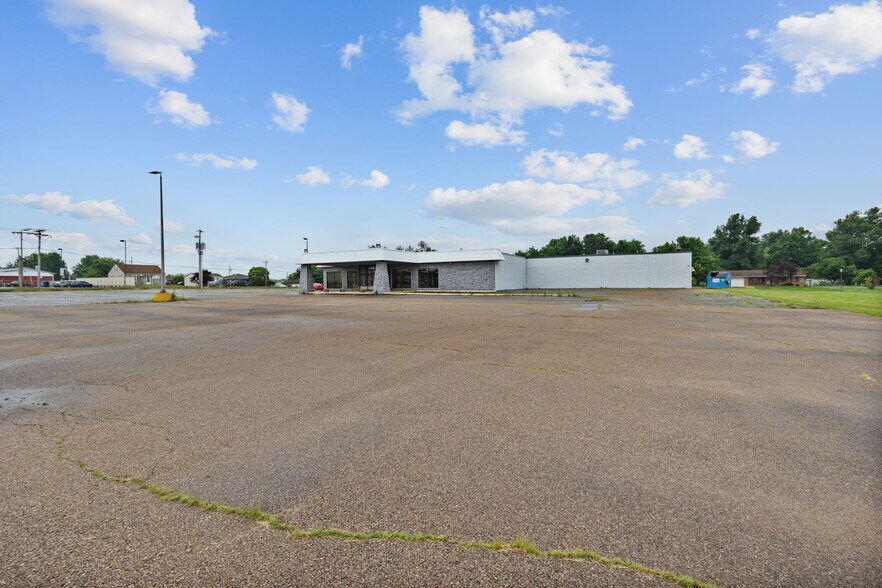 More Photos Of 610 Sainte Genevieve Dr, Sainte Genevieve Auto Dealership For Sale