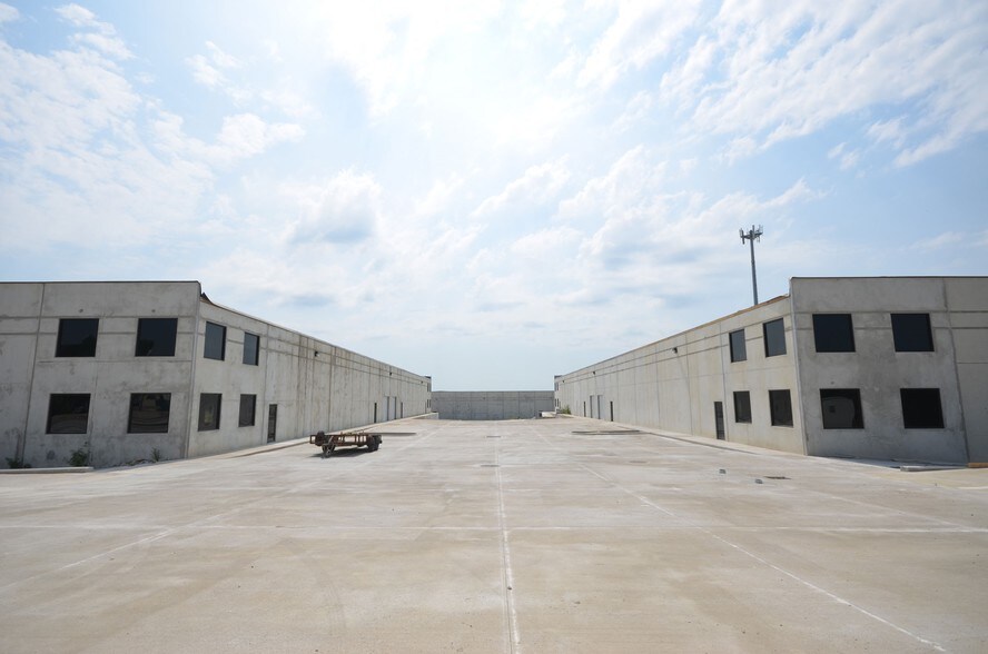 More Photos Of 9503 Brown Ln, Austin Warehouse For Lease