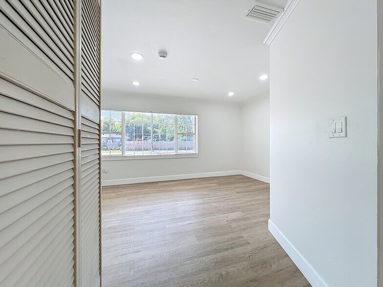 More Photos Of 507 East St, Longwood Office Residential For Lease