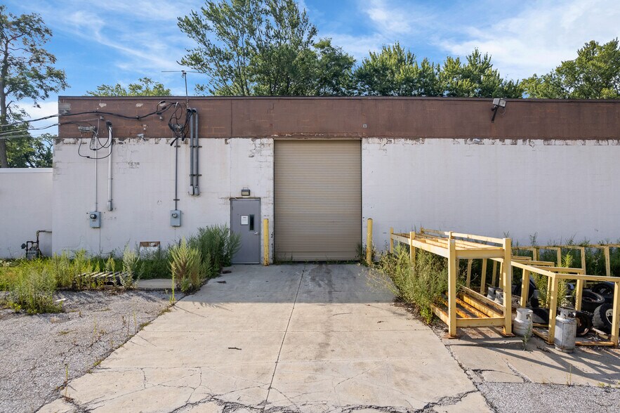 More Photos Of 60 Williams St, Grand River Warehouse For Sale