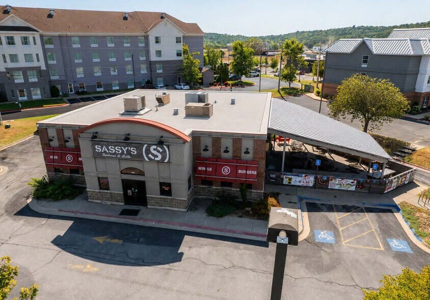 More Photos Of 1290 N Steamboat Dr, Fayetteville Restaurant For Lease