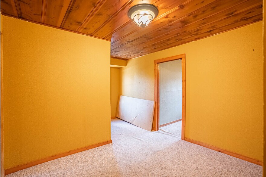 More Photos Of 8 Sunset Hills Ct, Sunrise Beach Storefront For Sale