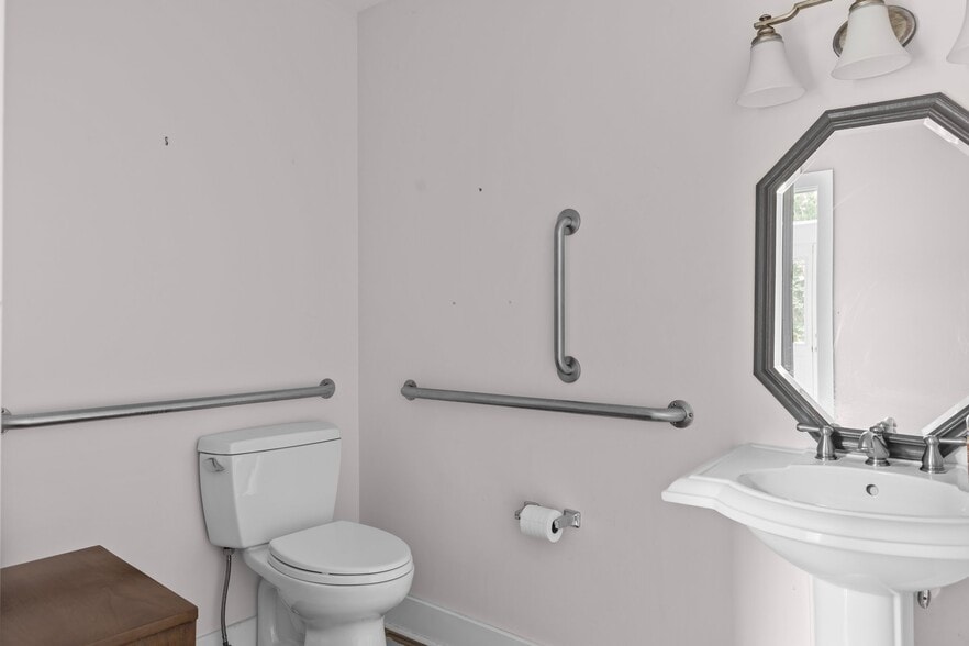 More Photos Of 132 S Main St, Warrenton Storefront For Sale