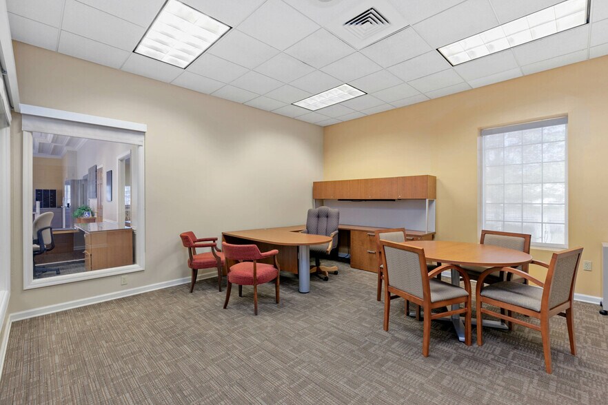 More Photos Of 1997 Capital Cir NE, Tallahassee Bank For Lease