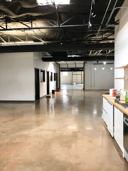 More Photos Of 2007 Farrington St, Dallas Distribution For Lease