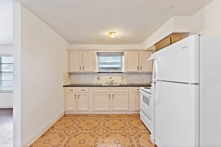More Photos Of 1004 S Main St, Pasadena Apartments For Sale