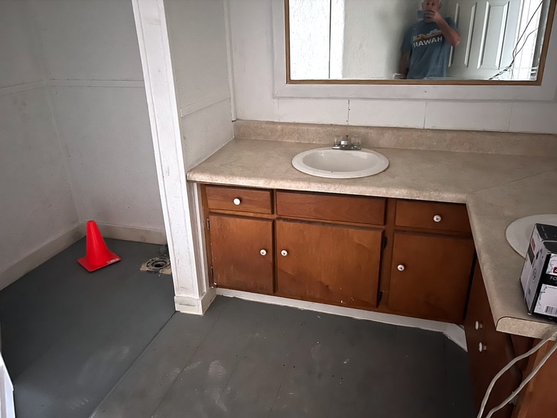 More Photos Of 702 Experiment St, Griffin Storefront Retail Office For Sale