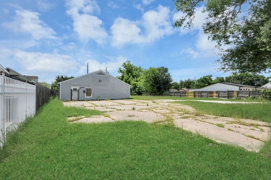 More Photos Of 8346 Howard Dr, Houston Office For Sale