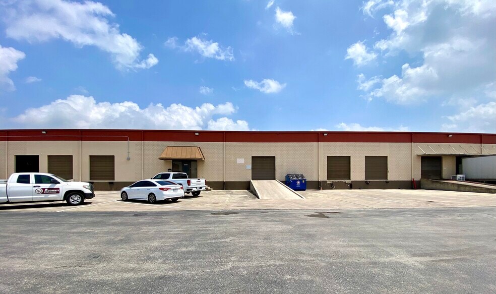 More Photos Of 8134 Interchange Pky, San Antonio Warehouse For Lease
