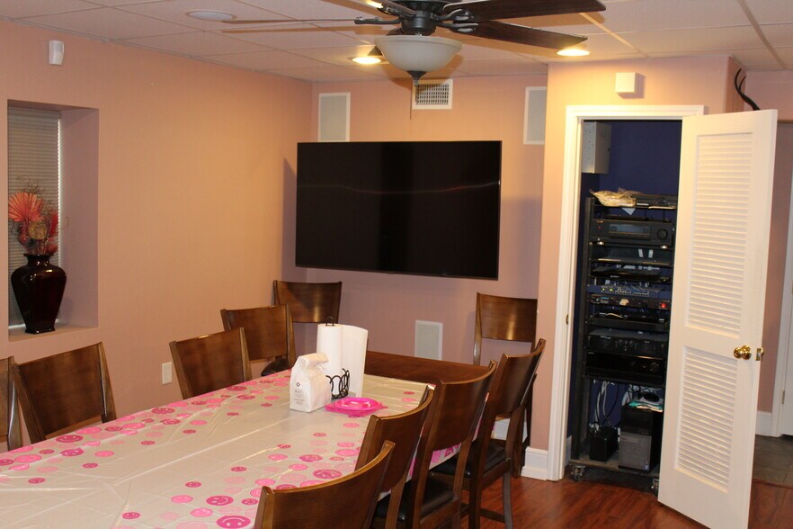 More Photos Of 7205-7211 Somerset Rd, San Antonio General Retail For Sale