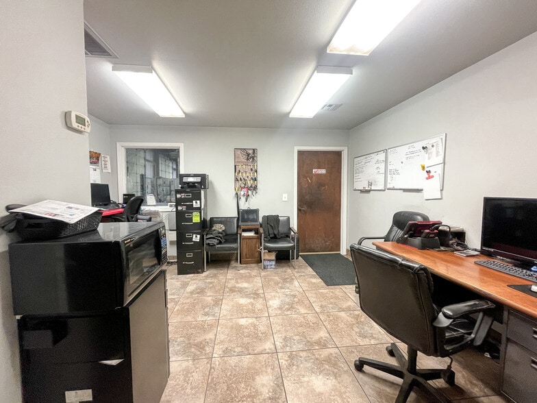 More Photos Of 912 SW 15th St, Wagoner Warehouse For Sale