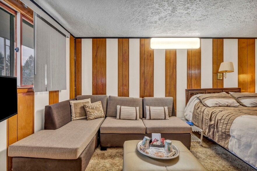 More Photos Of 44077 Oberlin Elyria Rd, Oberlin Hotel For Sale