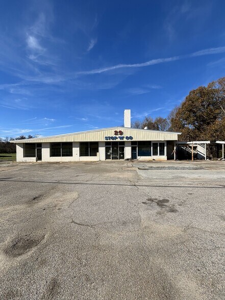 More Photos Of 2527 Main St, Hurt Flex For Sale