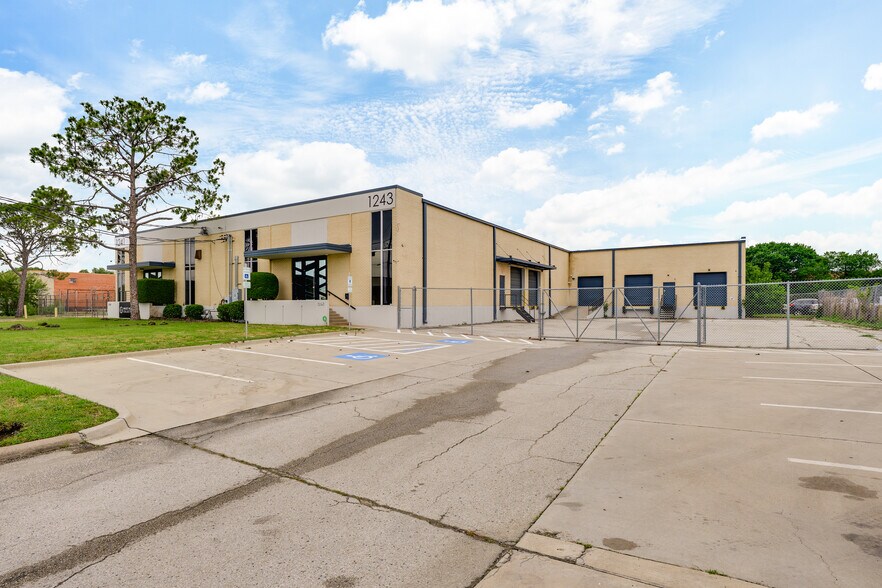 More Photos Of 1241-1243 Majesty Dr, Dallas Warehouse For Lease