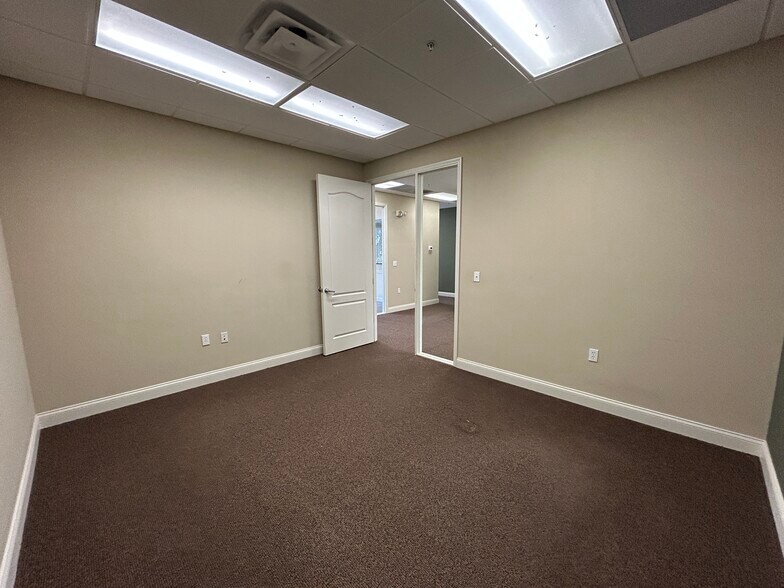 More Photos Of 5601-5605 Marquesas Cir, Sarasota Office For Lease
