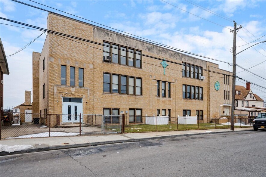 More Photos Of 90 Henry St, Inwood Office For Lease