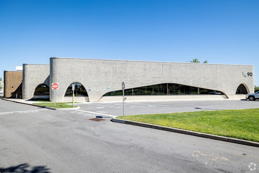 More Photos Of 90 Davids Dr, Hauppauge Warehouse For Lease