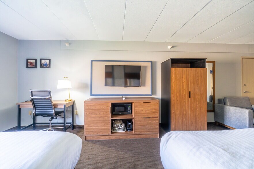 More Photos Of 4230 S Lewis Blvd, Sioux City Hotel For Sale