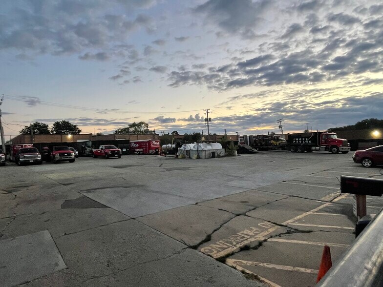 More Photos Of 1539 Bourbon Pky, Streamwood Warehouse For Sale