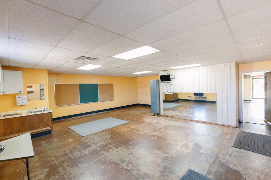 More Photos Of 1522 Weeks St, Wichita Falls Office For Sale