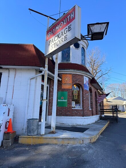 More Photos Of 166 S Riverside Ave, Pequabuck Freestanding For Sale