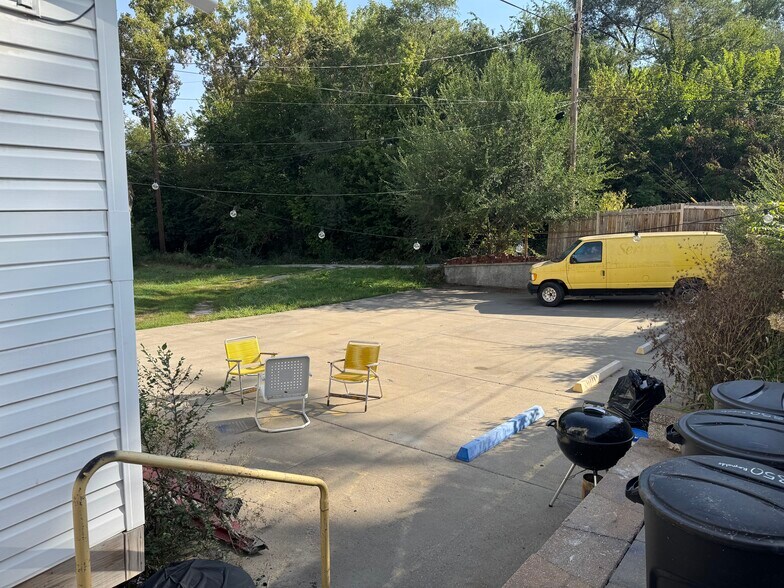 More Photos Of 81 N Mill St, Kansas City Storefront Retail Office For Sale