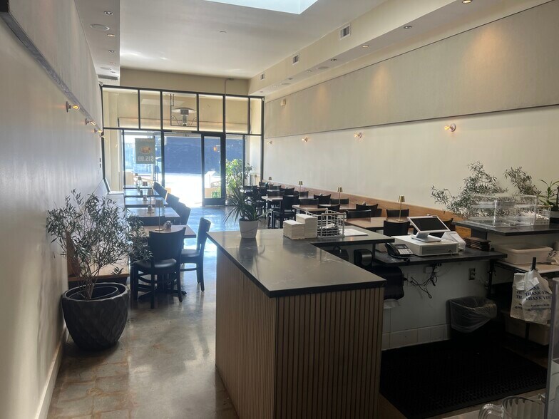 More Photos Of 433 N Fairfax Ave, Los Angeles Restaurant For Lease