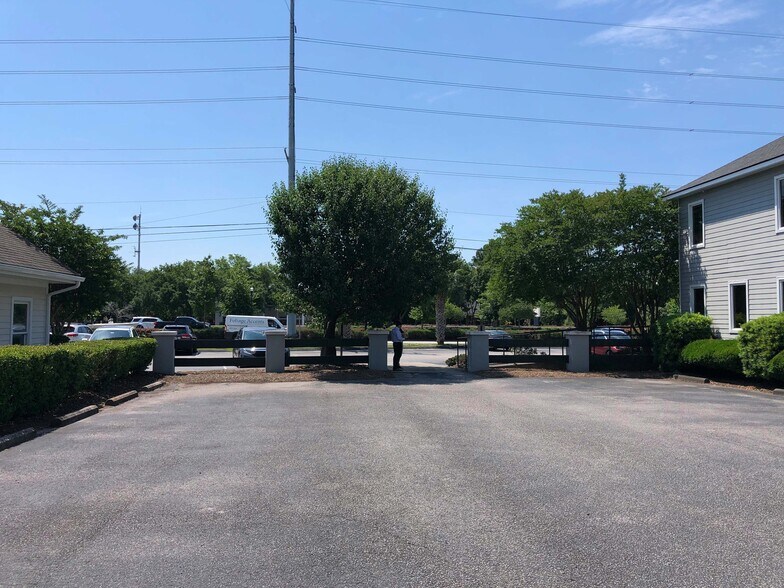 More Photos Of 790 Johnnie Dodds Blvd, Mount Pleasant Medical For Lease