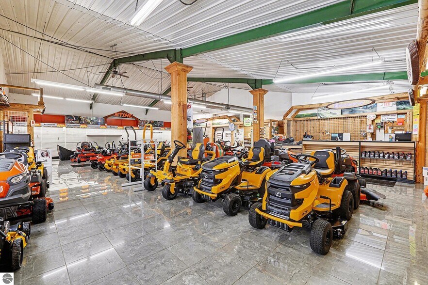 More Photos Of 414 S Mitchell St, Cadillac General Retail For Lease