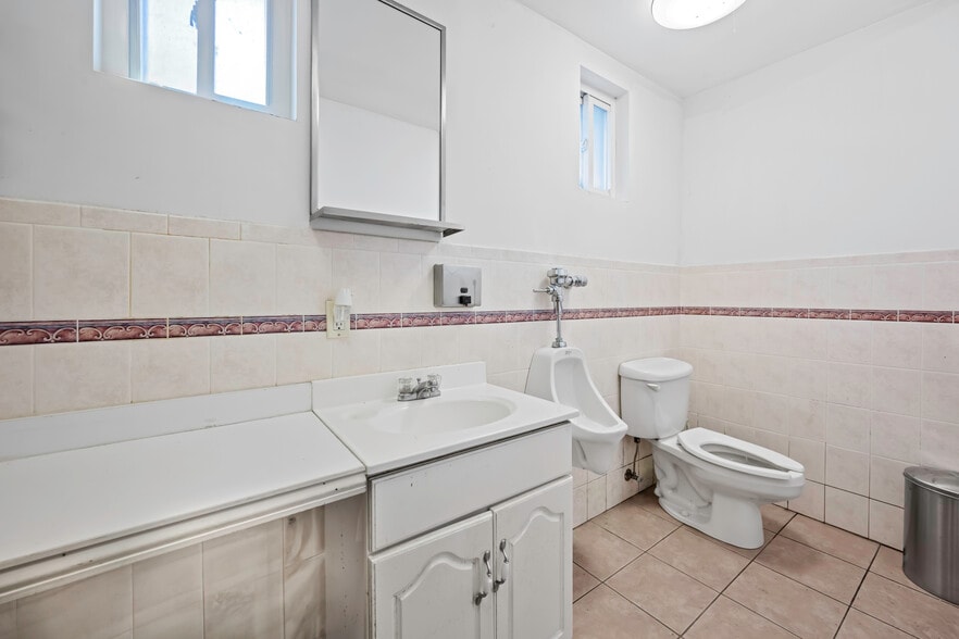 More Photos Of 109 Roslyn Rd, Roslyn Heights Religious Facility For Lease