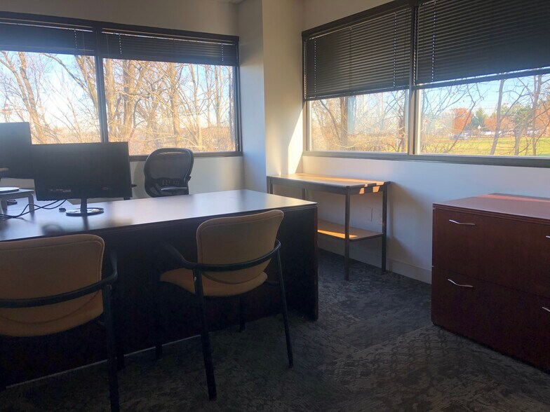 More Photos Of 7900 Tanners Gate Ln, Florence Office For Lease