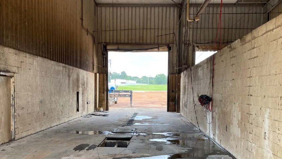 More Photos Of 5104 Estes Pky, Longview Warehouse For Sale