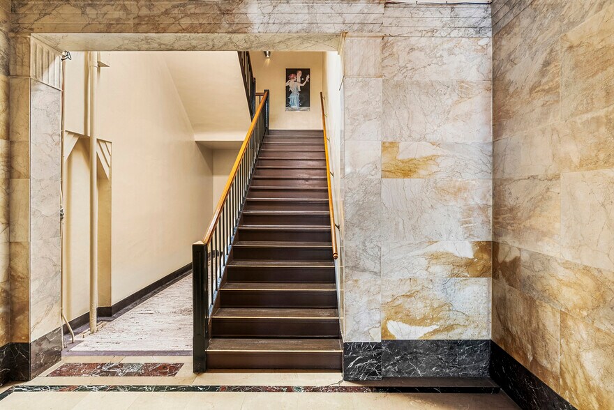 More Photos Of 6400-6404 Hollywood Blvd, Los Angeles Office For Sale