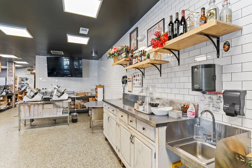 More Photos Of 1910-1918 N Rand Rd, Palatine Freestanding For Sale