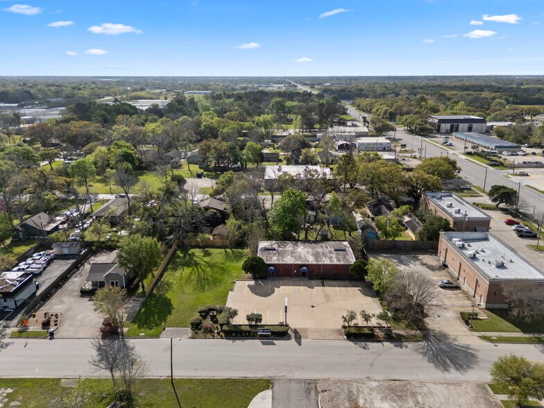 More Photos Of 125 E Galveston St, League City Freestanding For Sale
