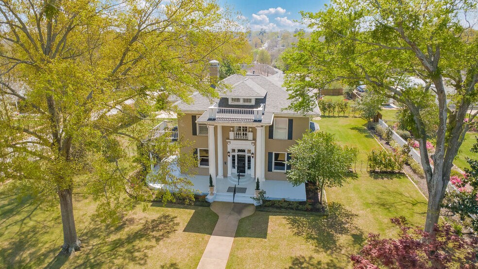 More Photos Of 313 E Charnwood St, Tyler Office For Lease