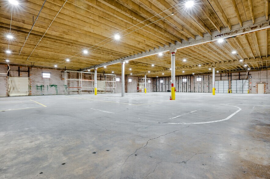 More Photos Of 8408 Chancellor Row, Dallas Warehouse For Lease