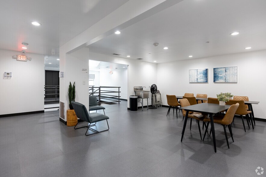 More Photos Of 2910 S Beckley Ave, Dallas Storefront Retail Office For Lease