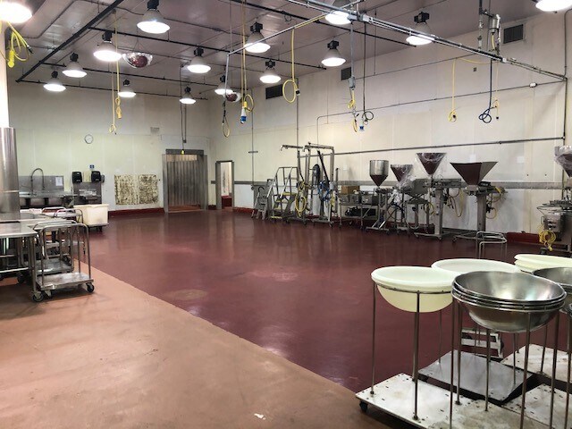 More Photos Of 16425 Kilbourn Ave, Oak Forest Distribution For Sale