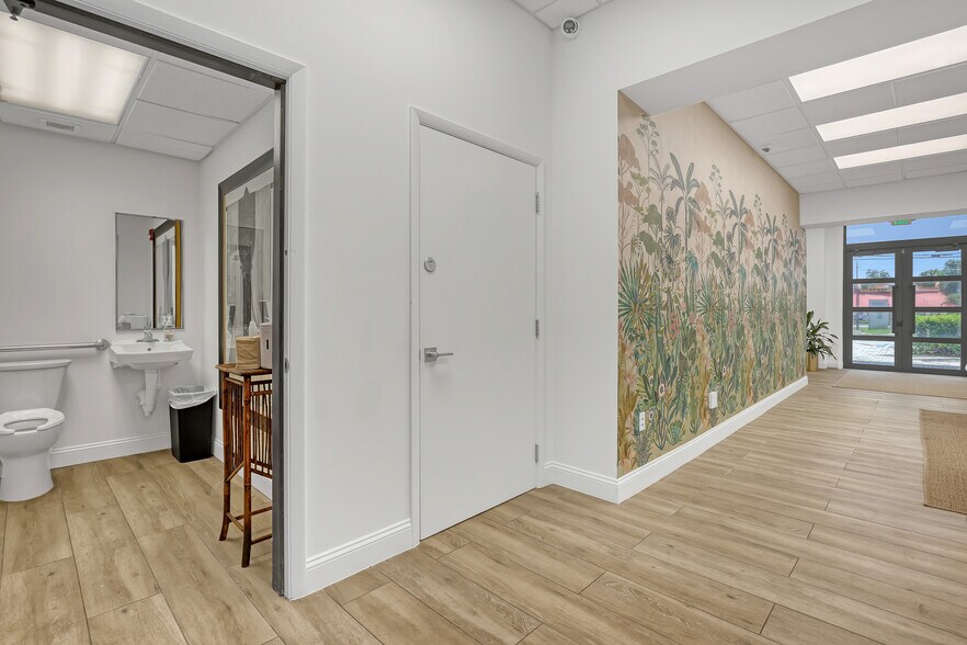 More Photos Of 2701 W Okeechobee Blvd, West Palm Beach Office For Sale