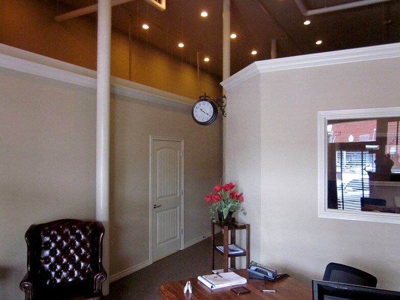 More Photos Of 208 N Bryan Ave, Bryan Office Residential For Lease