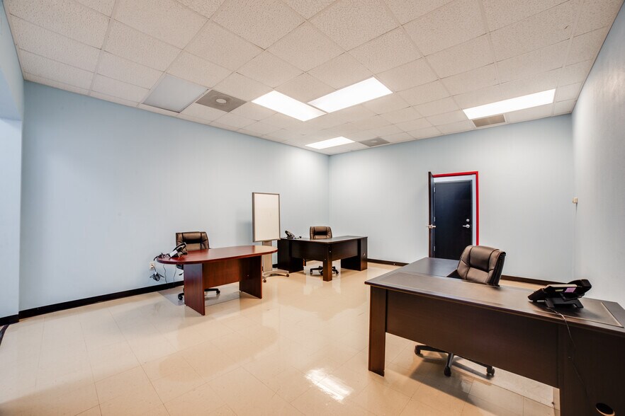 More Photos Of 10835 Gulfdale St, San Antonio Light Distribution For Sale