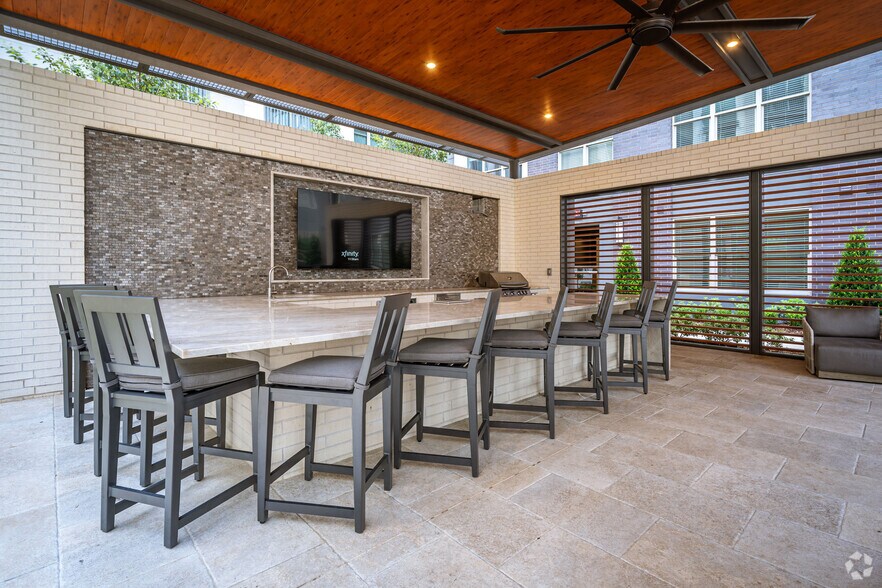 More Photos Of 3737 Cogdell St, Houston Unknown For Lease