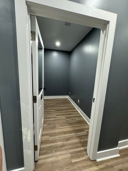 More Photos Of 301-304 Macy Dr, Roswell Medical For Lease