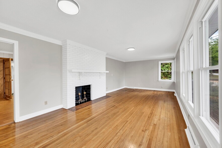 More Photos Of 1 Elizabeth Dr, Greenville Freestanding For Sale