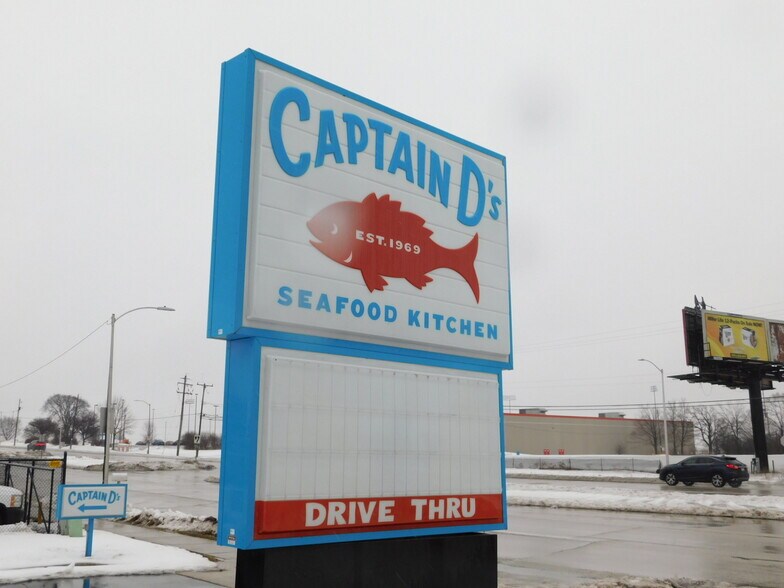 More Photos Of 7320 W Good Hope Rd, Milwaukee Fast Food For Lease