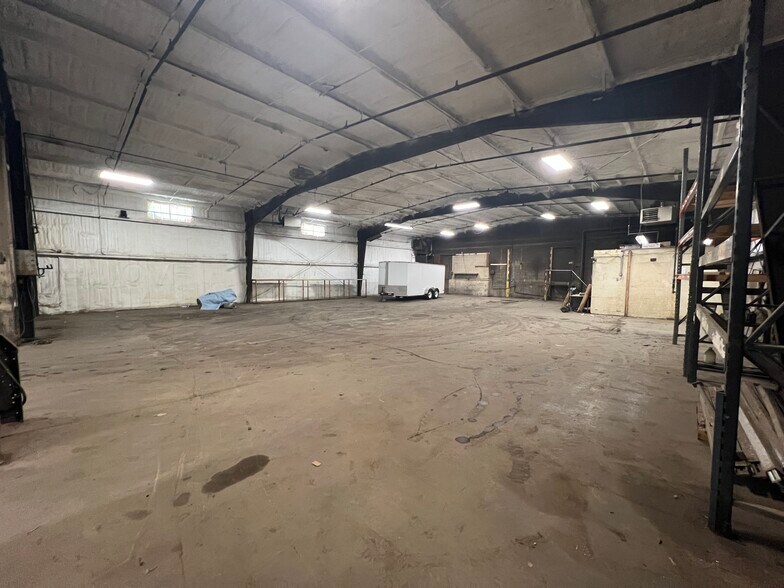 More Photos Of 2316 W Everett St, Appleton Warehouse For Lease