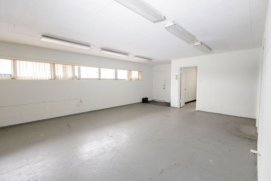 More Photos Of 2520 Hansrob Rd, Orlando Light Manufacturing For Lease