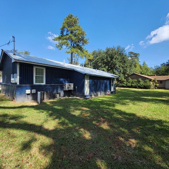 More Photos Of 224 E Clark St, Pinewood Apartments For Sale